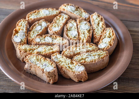 Cantuccini auf der Platte auf hölzernen Hintergrund Stockfoto