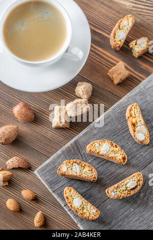 Tasse Kaffee mit Cantuccini cookies Flach Stockfoto