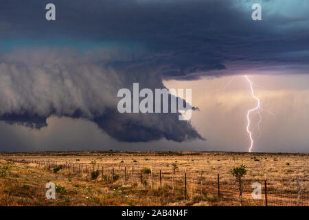 Dramatischer Blitzeinschlag und bedrohliche Sturmwolken von einem sich nähernden supercell-Gewitter in der Nähe von Roswell, New Mexico Stockfoto