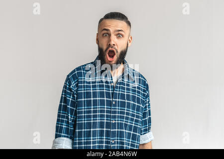 Nach bärtigen Mann mit entsetzten Gesicht an der Kamera auf der Suche Stockfoto