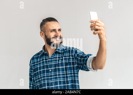 Reife bärtige Mann, selfie auf modernen Smartphone Stockfoto