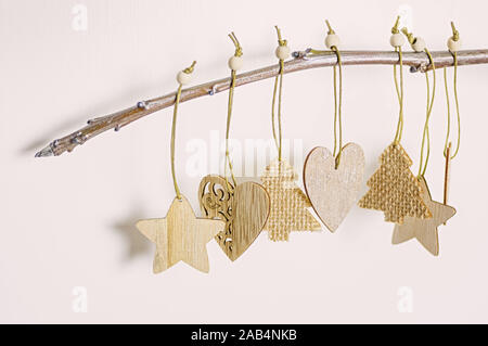 Weihnachtsschmuck hängen an einem Zweig, einfache minimalistisch elegantem Design. Kopieren Sie Platz. Close Up, selektive konzentrieren. Stockfoto