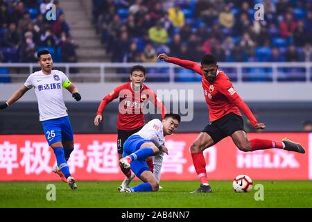 Brasilianisch-portugiesische Fußballspieler geboren Dyego Sousa von Shenzhen F.C., rechts, schießt in der 28. Runde der Chinese Football Association Super League (CSL) gegen Tianjin TEDA in Tianjin, China, 23. November 2019. Tianjin TEDA zerschnitten Shenzhen F.C. mit 3-0. Stockfoto