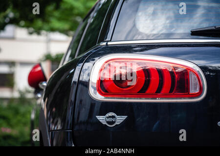 Frankreich Beaune 2019-06-19 Closeup rote Scheinwerfer der neuen Dunkelblau glänzendes Auto Mini Cooper Parkplätze auf der Straße. Ansicht von hinten. Konzept Reisen in Europa toget Stockfoto