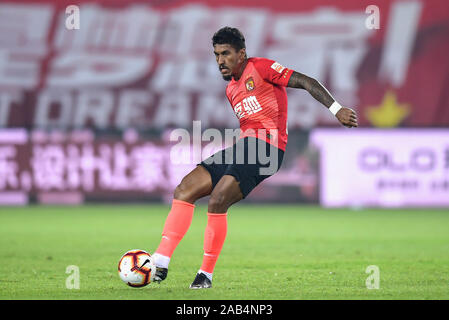 Brasilianische Fußballspieler Paulinho von Guangzhou Evergrande Taobao F.C. hält den Ball in der 28. Runde der Chinese Football Association Super League (CSL) gegen Shanghai SIPG in Guangzhou City, die südchinesische Provinz Guangdong, 23. November 2019. Guangzhou Shanghai SIPG Evergrande Taobao besiegt mit 2-0. Stockfoto