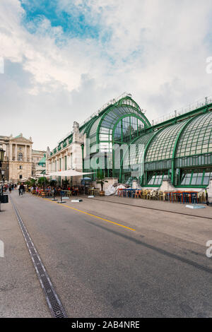 Palmenhaus Cafe neben der Hofburg in Wien, Österreich Stockfoto