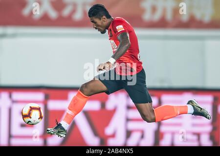 Brasilianische Fußballspieler Paulinho von Guangzhou Evergrande Taobao F.C. hält den Ball in der 28. Runde der Chinese Football Association Super League (CSL) gegen Shanghai SIPG in Guangzhou City, die südchinesische Provinz Guangdong, 23. November 2019. Guangzhou Shanghai SIPG Evergrande Taobao besiegt mit 2-0. Stockfoto