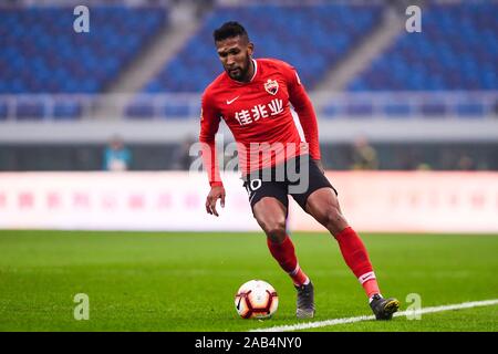 Brasilianisch-portugiesische Fußballspieler geboren Dyego Sousa von Shenzhen F.C. hält den Ball in der 28. Runde der Chinese Football Association Super League (CSL) gegen Tianjin TEDA in Tianjin, China, 23. November 2019. Tianjin TEDA zerschnitten Shenzhen F.C. mit 3-0. Stockfoto