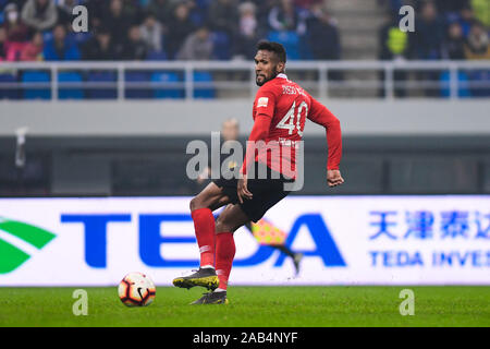 Brasilianisch-portugiesische Fußballspieler geboren Dyego Sousa von Shenzhen F.C. hält den Ball in der 28. Runde der Chinese Football Association Super League (CSL) gegen Tianjin TEDA in Tianjin, China, 23. November 2019. Tianjin TEDA zerschnitten Shenzhen F.C. mit 3-0. Stockfoto