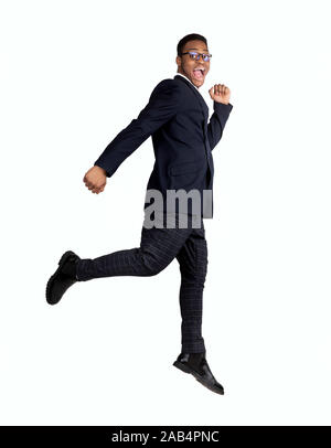 Amüsante jungen schwarzen Mann im Studio springen Stockfoto