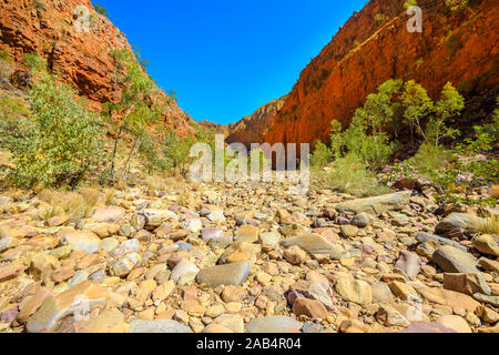 Trockene Lurline Schlucht mit roten Felsen in West MacDonnell Ranges in Northern Territory, Australien Outback. Lurline Pound Walk ist ein beliebter Stockfoto