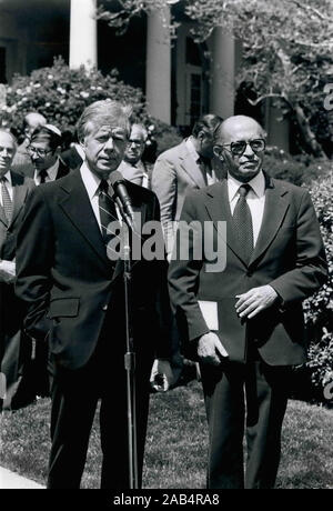 Mar 21, 1977 - Washington, DC, USA - US-Präsident Jimmy Carter, Links, und der israelische Premierminister Menachem Begin sprechen für die Presse nach dem Treffen im Weißen Haus. (Bild: © Keystone Bilder USA/ZUMAPRESS.com) Stockfoto