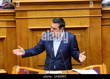 Athen, Griechenland. 25 Nov, 2019. Alexis Tsipras, Präsident von Syriza und Führer der Opposition, während seiner Rede im griechischen Parlament. (Foto von Dimitrios Karvountzis/Pacific Press) Quelle: Pacific Press Agency/Alamy leben Nachrichten Stockfoto