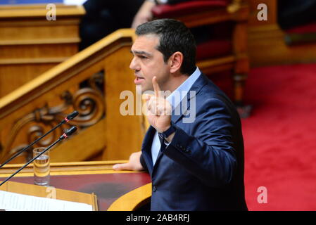 Athen, Griechenland. 25 Nov, 2019. Alexis Tsipras, Präsident von Syriza und Führer der Opposition, während seiner Rede im griechischen Parlament. (Foto von Dimitrios Karvountzis/Pacific Press) Quelle: Pacific Press Agency/Alamy leben Nachrichten Stockfoto