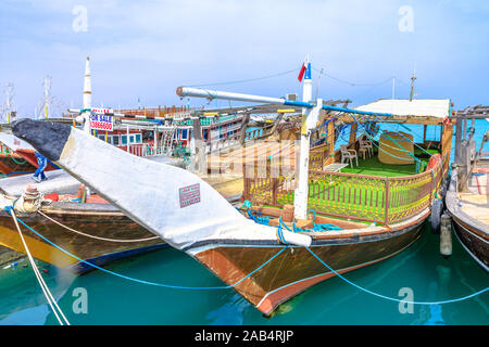 Al Khor, Qatar - Februar 23, 2019: Angeln Boote oder traditionellen hölzernen Dhaus im Hafen von Al Khor bekannt für seinen Fischmarkt angedockt. Katar, Naher Osten Stockfoto