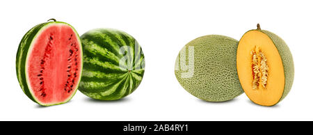 Grüne Wassermelone und Zuckermelone mit Hälften in Querschnitt, auf Weiß, Kopie Raum isoliert. Saftige rote und gelbe Fleisch mit Samen. Close-up. Stockfoto