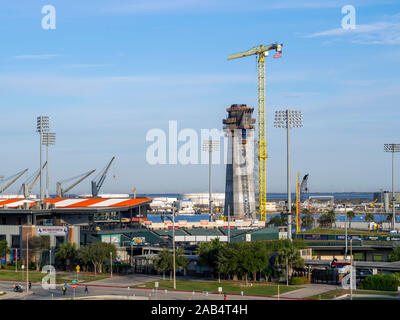 Ansicht der Whataburger Feld baseball Veranstaltungsort in Corpus Christi, Texas USA mit neuen Harbour Bridge Unterstützung Spalte im Bau im Hintergrund. Stockfoto