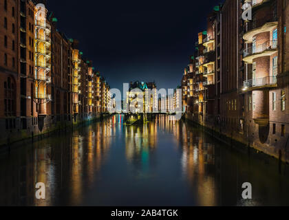 Lange Belichtung geschossen von Canal in der Speicherstadt Die Speicherstadt in Hamburg, Deutschland bei Nacht Stockfoto