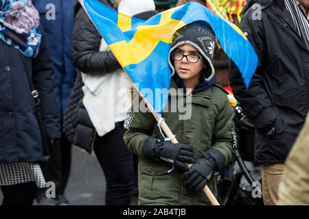 Göteborg, Schweden. 2 Nov, 2019. Ein Junge hat eine Flagge, wie er Teil während der Demonstration stattfindet. Hunderte von Menschen mit Fahnen und Banner an der Demonstration gegen die militärische Aggression, die die Türkei in Rojava und Unterstützung der kurdischen Bevölkerung in Göteborg, Schweden. Vor kurzem Viele europäische Städte haben protestiert gegen türkische Aktionen in Rojava 'Credit: Karol Serewis/SOPA Images/ZUMA Draht/Alamy leben Nachrichten Stockfoto