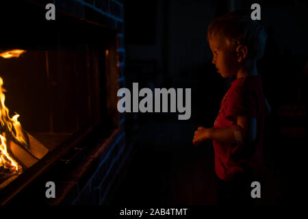 Es gibt ein Feuer im grossen Kamin. Nahaufnahme Stockfoto