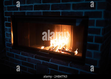 Es gibt ein Feuer im grossen Kamin. Nahaufnahme Stockfoto