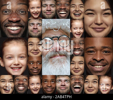 Emotionale Santa Claus und seine Entourage Gruß mit Neuen Jahr 2020 und Weihnachten. Mann in Tracht, multiethnischen lächelnde Menschen mit Gesichtsausdruck. Konzept der Urlaub, Winter Stimmung. Stockfoto