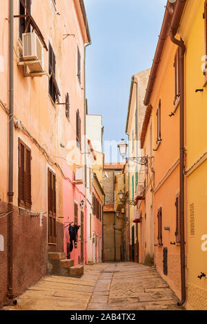 Schmale Straße mit bunten mediterranen Architektur in der Stadt La Maddalena Insel La Maddalena, Sardinien, Olbia-Temio, Italien. Stockfoto