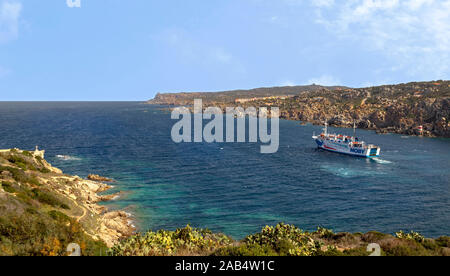 Eine Mobi Line Fähre nach Korsika Abfahrt von Santa Teresa di Gallura, auf der Insel Sardinien, an der Straße von Bonifacio, Italien. Stockfoto