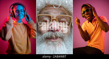 Emotionale Santa Claus und seine Entourage Gruß mit Neuen Jahr 2020 und Weihnachten. Mann in Tracht mit seiner multiethnischen Freunde mit Gadgets in Neonlicht. Konzept der Urlaub, Winter Stimmung. Stockfoto