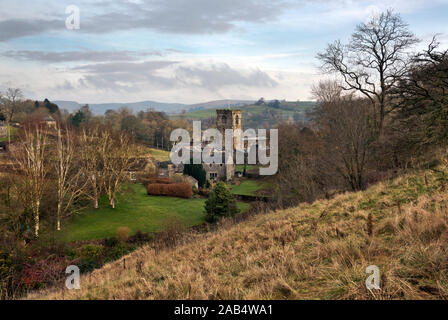 Herbst Blick auf Kirkby Malham Dorf und die Kirche des Heiligen Erzengels Michael, Yorkshire Dales National Park, Großbritannien Stockfoto