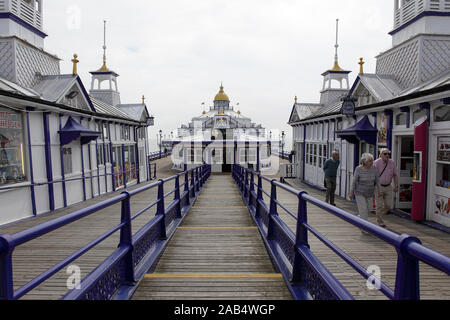 Meer Pier in Eastbourne Strand, hier an einem bewölkten Tag gesehen im Mai 2019. Stockfoto