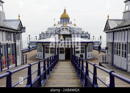 Meer Pier in Eastbourne Strand, hier an einem bewölkten Tag gesehen im Mai 2019. Stockfoto