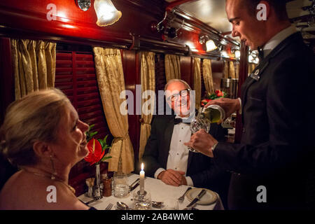 Fluggäste mit Abendessen im Restaurant Auto des Der Rovos Rail Luxuszug Reisen zwischen Kapstadt und Pretoria in Südafrika Stolz von Stockfoto