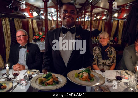 Fluggäste mit Abendessen im Restaurant Auto des Der Rovos Rail Luxuszug Reisen zwischen Kapstadt und Pretoria in Südafrika Stolz von Stockfoto