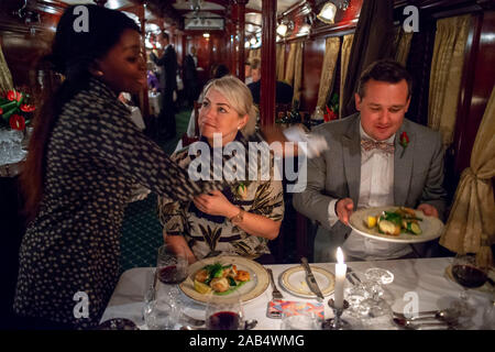 Fluggäste mit Abendessen im Restaurant Auto des Der Rovos Rail Luxuszug Reisen zwischen Kapstadt und Pretoria in Südafrika Stolz von Stockfoto