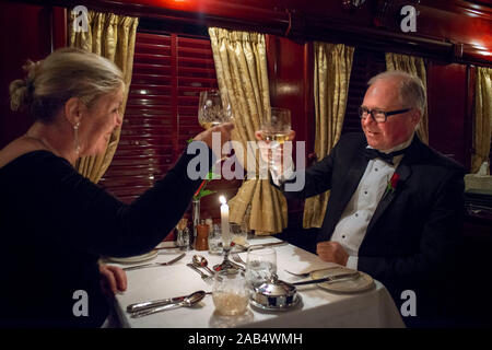 Fluggäste mit Abendessen im Restaurant Auto des Der Rovos Rail Luxuszug Reisen zwischen Kapstadt und Pretoria in Südafrika Stolz von Stockfoto