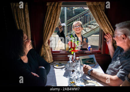 Fluggäste mit Mittagessen im Speisewagen des Rovos Rail Luxuszug Reisen zwischen Kapstadt und Pretoria in Südafrika Stolz eines Stockfoto