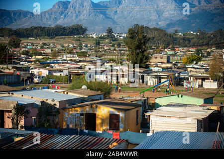 Slums in der Nähe von Kapstadt in Südafrika den Luxus Zug Rovos Rail von Pretoria nach Kapstadt. Stockfoto