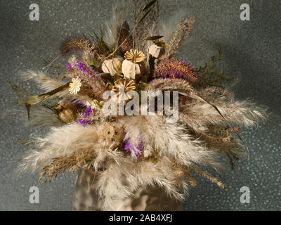 Getrocknete Blumen und Gras Anordnung Stockfoto