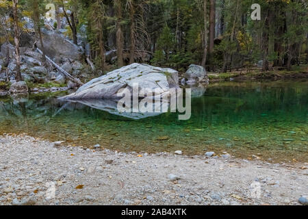 Das grüne Wasser der Kings River in der Cedar Grove Lodge im Kings Canyon National Park, Kalifornien, USA Stockfoto