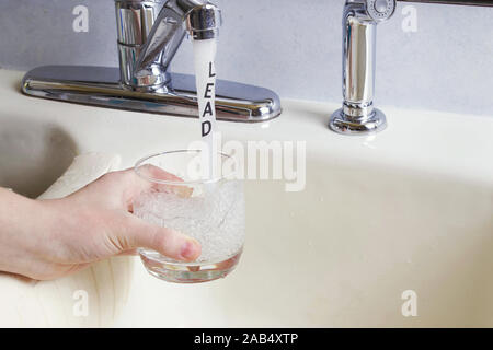 Blei in fließendem Wasser oder Stadt, Schriftzüge, führen' ist in den laufenden Wasserstrahl Stockfoto