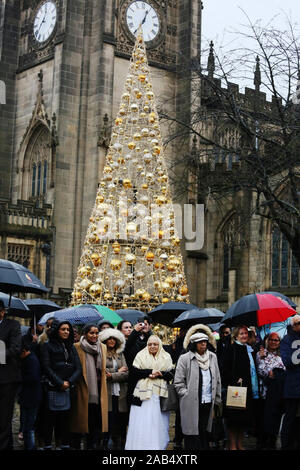 Manchester, Großbritannien. 25 Nov, 2019. Eine Statue von Gandhi ist mit Hunderten an der Zeremonie trotz Regen vorgestellt. Einer privaten Zeremonie wurde in der Kathedrale von Musik von Sänger folgte enthalten Natasha Seth, Shaam Panch und HansRaj Hans. Tänzer von der Universität durchgeführt, auch auf der Bühne. Dom Ansatz, Manchester, Lancashire, UK. Quelle: Barbara Koch/Alamy leben Nachrichten Stockfoto