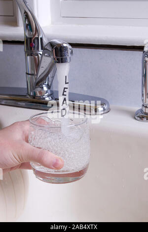 Blei in fließendem Wasser oder Stadt, Schriftzüge, führen' ist in den laufenden Wasserstrahl Stockfoto