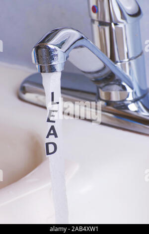 Blei in fließendem Wasser oder Stadt, Schriftzüge, führen' ist in den laufenden Wasserstrahl Stockfoto