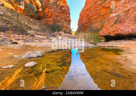 Landschaftlich reizvolle und beliebte Simpsons Gap und dauerhafte Wasserloch spiegelt die Klippen in West MacDonnell Ranges, Northern Territory in der Nähe von Alice Springs auf Stockfoto