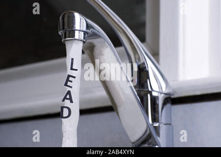 Blei in fließendem Wasser oder Stadt, Schriftzüge, führen' ist in den laufenden Wasserstrahl Stockfoto