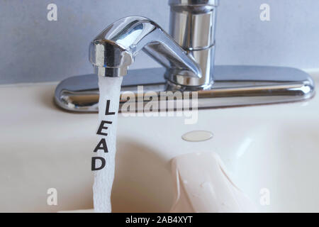 Blei in fließendem Wasser oder Stadt, Schriftzüge, führen' ist in den laufenden Wasserstrahl Stockfoto