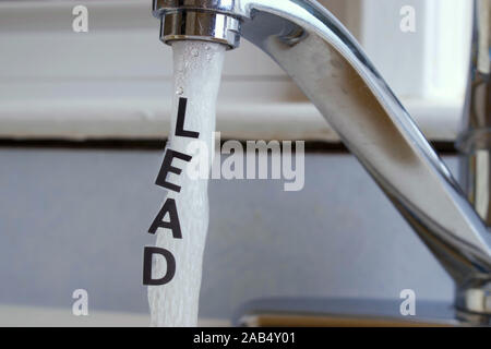 Blei in fließendem Wasser oder Stadt, Schriftzüge, führen' ist in den laufenden Wasserstrahl Stockfoto