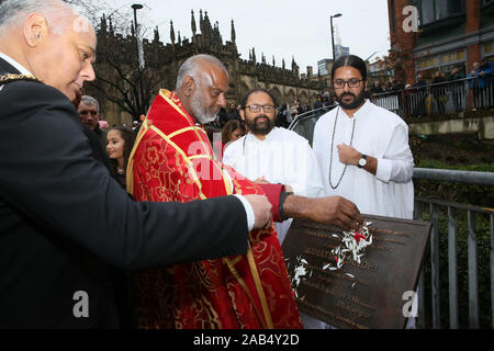 Manchester, Großbritannien. 25 Nov, 2019. Eine Statue von Gandhi ist mit Hunderten an der Zeremonie trotz Regen vorgestellt. Einer privaten Zeremonie wurde in der Kathedrale von Musik von Sänger folgte enthalten Natasha Seth, Shaam Panch und HansRaj Hans. Tänzer von der Universität durchgeführt, auch auf der Bühne. Dom Ansatz, Manchester, Lancashire, UK. Quelle: Barbara Koch/Alamy leben Nachrichten Stockfoto