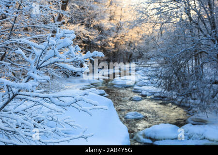 Fluss durch die Winterlandschaft laufen Stockfoto